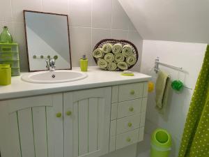 B&B / Chambres d'hotes Chambre spacieuse avec piscine et parking prive - FR-1-410-464 : photos des chambres