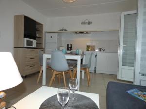 Maisons de vacances Maison vacances Fromentine 4 pers, veranda, animaux admis, jardin, parking - FR-1-540-309 : photos des chambres