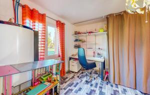 Maisons de vacances Lovely Home In Eyraud-Crempse-Maurens : photos des chambres
