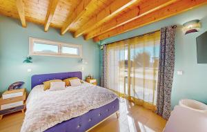 Maisons de vacances Lovely Home In Eyraud-Crempse-Maurens : photos des chambres