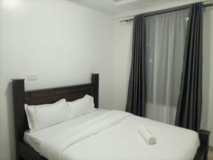 Pine 2 bedroom apartment with a pool