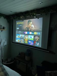 The original Sleeping Giant Lodge with hot tub & Alpacas