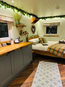 The original Sleeping Giant Lodge with hot tub & Alpacas