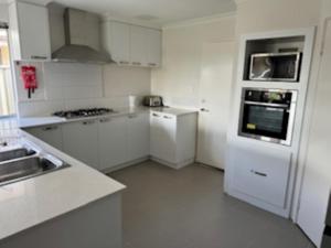 Luxury 4 bedroom house in Wellard only 30 minutes from Perth City