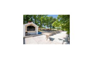 4 Bedroom Nice Home In Gornji Vinjani