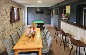 4 Bedroom Nice Home In Gornji Vinjani