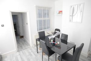 3 BR- King size bed, Netflix, Garden FREE Parking