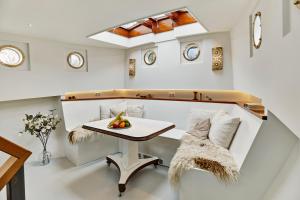 Your Houseboat Amsterdam