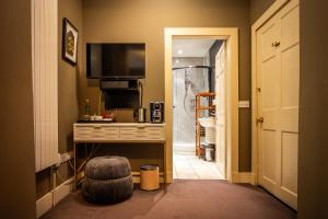 Double Room with Private Bathroom room in Six Brunton Place