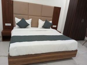 Yashobhoomi Inn - 500 mtr from Yashobhoomi Dwarka Gate no 6