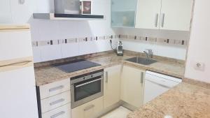 Direct view to the beach , Parking , Terraza