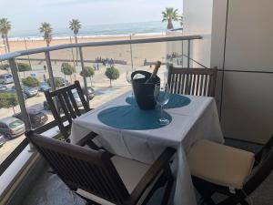 Direct view to the beach , Parking , Terraza