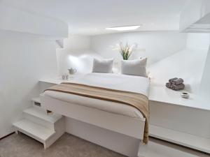 Your Houseboat Amsterdam