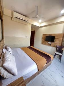 Bansuri hotel - opposite shreenathji temple just80mtr Walk l 1min away 966o9o1oo6