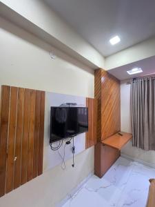 Bansuri hotel - opposite shreenathji temple just80mtr Walk l 1min away 966o9o1oo6