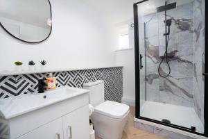 Modern 5 BED-2 BATH Apartment