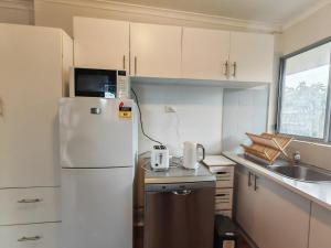 Cozy Stays - 15 mins to Airport & 500m to Train