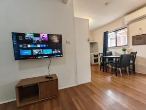 Cozy Stays - 15 mins to Airport & 500m to Train