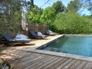 Maisons de vacances Maison de Charme avec piscine dans le Parc Naturel des Alpilles : photos des chambres