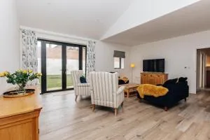 Home Farm Holiday Homes - Sleeps 26 - Nuneham Courtenay