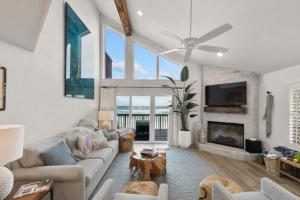 Oceanfront Escape A Coastal 3Br2Ba Retreat With Stunning Views