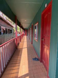 Three Little Birds Bar & Guesthouse