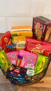 Tropical Sun Homes - Beautiful spacious 3 bed home in a serene environment with free parking for 2 cars