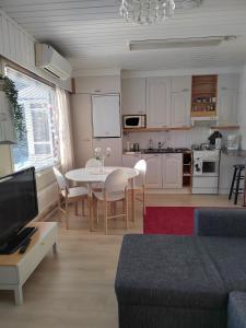 Viihtyisä kolmio järven rannalla