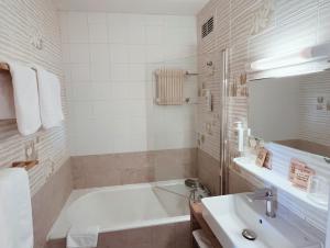 Hotels Hotel Perdrix : Chambre Triple – Vue sur Montagne