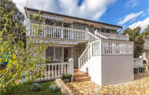 Amazing Apartment In Pavicini With Wifi