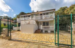 Amazing Apartment In Pavicini With Wifi