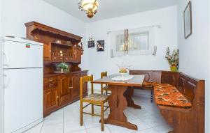 Four-Bedroom Apartment In Omis