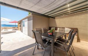 Amazing Apartment In Petrcane With Wifi 