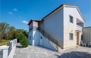 2 Bedroom Lovely Apartment In Pula