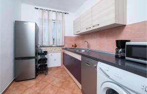 2 Bedroom Lovely Apartment In Pula 