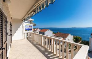 Beautiful Apartment In Okrug Gornji