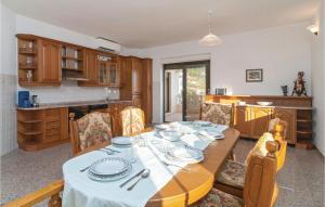 Two-Bedroom Apartment In Bol