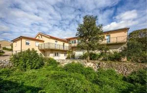 Cozy Apartment In Donji Vinjani - Topići