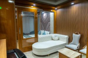 Platinum Service Apartment DLF Phase 3 Cyber City