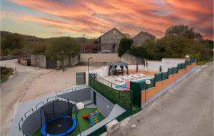 Amazing Home In Mijaca