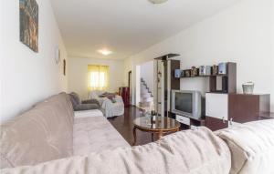 Cozy Home In Pula With Kitchen