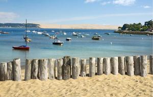 Maisons de vacances 4 Bedroom Amazing Home In Lanton : photos des chambres