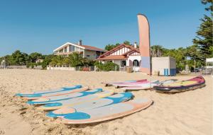 Maisons de vacances 4 Bedroom Amazing Home In Lanton : photos des chambres