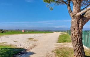 Maisons de vacances 4 Bedroom Amazing Home In Lanton : photos des chambres