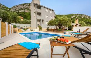 Amazing Apartment In Klek With Wifi