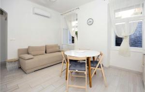1 Bedroom Nice Apartment In Trogir 