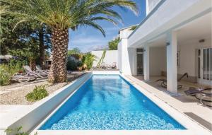 3 Bedroom Cozy Apartment In Makarska 