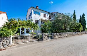 2 Bedroom Lovely Apartment In Zidarici - 4hvězdičkové hotely ve městě Sveti Anton