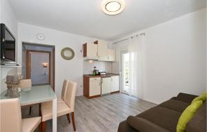 Beautiful Apartment In Okrug Gornji