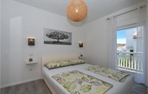 Beautiful Apartment In Okrug Gornji